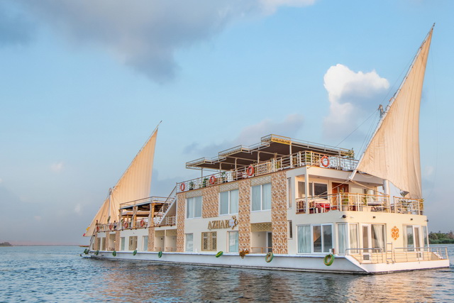 Sailing under lateen sails